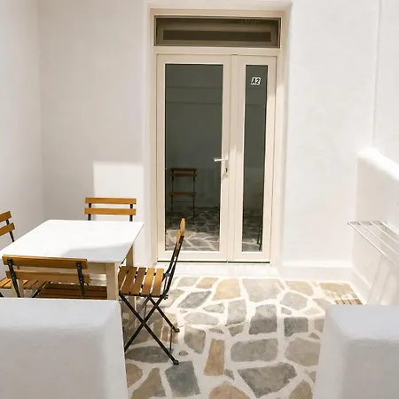 Anny & Aparthotel Perissa (Santorini)