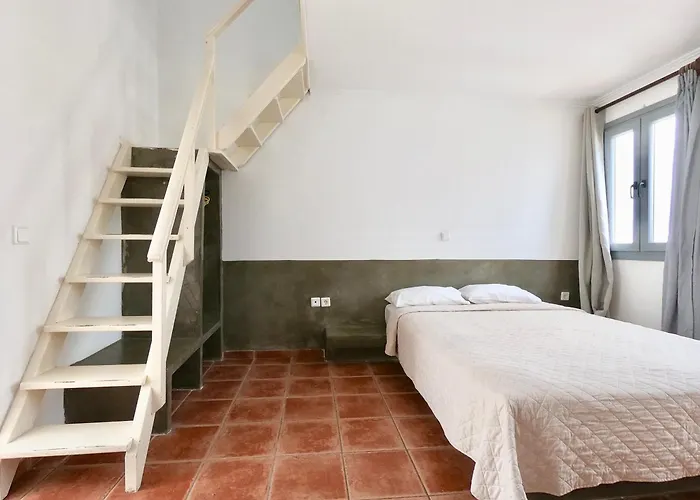 Anny & 3* Perissa (Santorini)